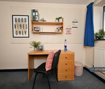 1 bedroom in a flat share to rent - Photo 5