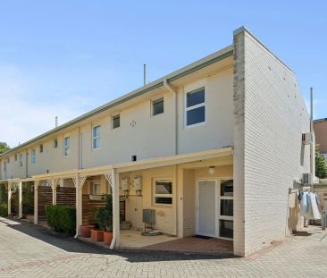 Fully-furnished townhouse **6 Month Lease preferred** - Photo 2