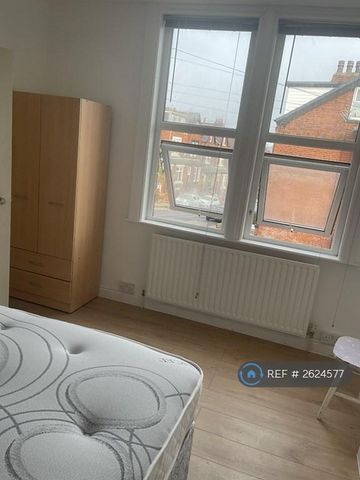 1 bedroom in a house share to rent - Photo 2