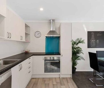 Two bedroom town house with walk in wardrobes - Photo 2