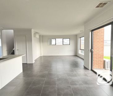 FAMILY HOME IN GREAT LOCATION - Photo 4