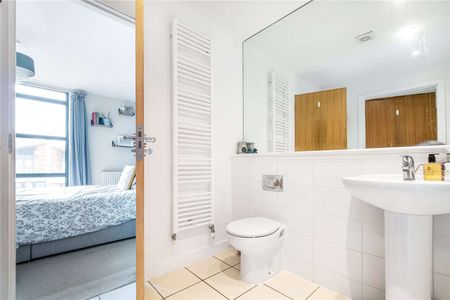 A bright one bedroom flat with a private balcony and underground parking space. - Photo 2