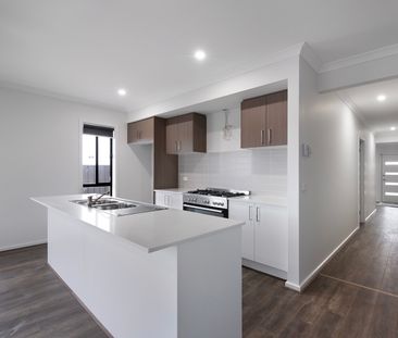Modern home, offering comfortable living with low maintenance - Photo 1