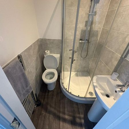 1 bedroom in a house share to rent - Photo 4
