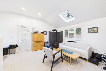 6 bedroom bungalow to rent - Photo 2