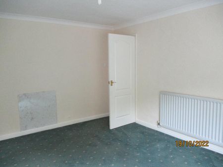 2 bedroom semi-detached bungalow to rent - Photo 3