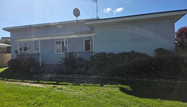 Charming 3BR Home - Photo 1