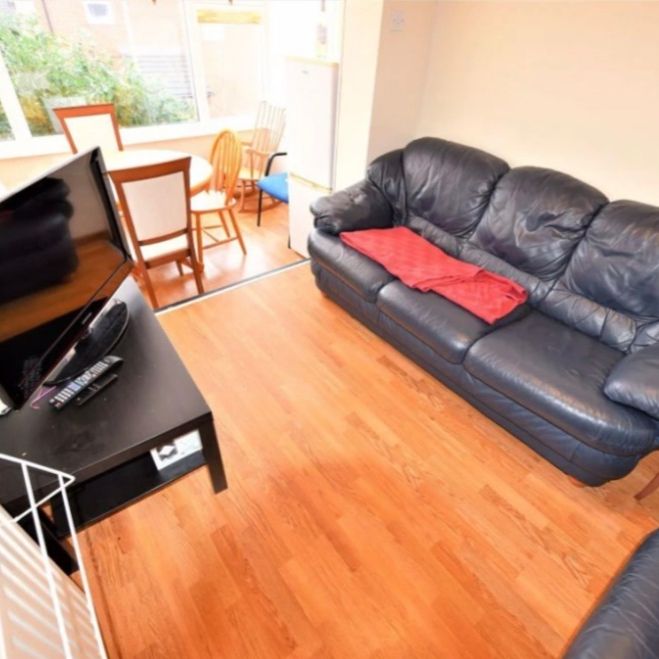 5 Bed - 33 Howden Place, Hyde Park, Leeds - LS6 1PB - Student - Photo 1