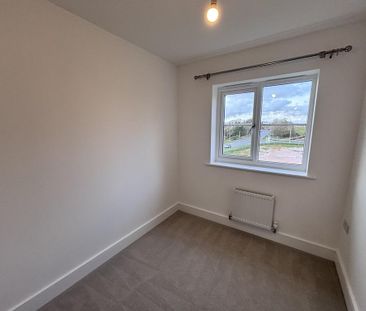 4 bedroom semi-detached house to rent - Photo 3