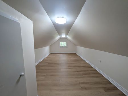 6530 Ash St, Niagara Falls (6) - 2 Bedroom Upper Unit - Photo 2