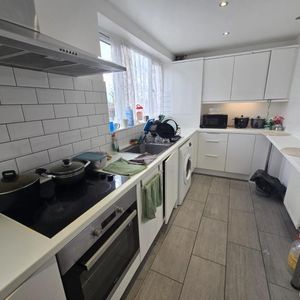 Room in a Shared Flat, Bradwell Mews, N18 - Photo 3