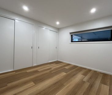 BILLS INCLUDED - ENTRANCE VIA LANEWAY OFF ALEXANDRA STREET - Photo 2