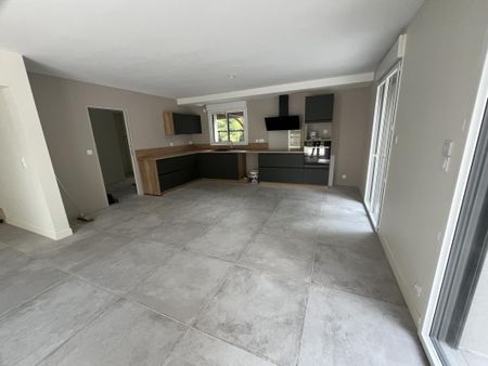 Location Maison 6 pièces 225m² BEAUCOUZE 49070 - Photo 2