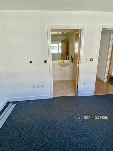 3 bedroom flat to rent - Photo 4