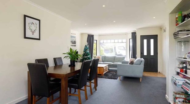 Modern 3-Bedroom Sunny Townhouse in Karori - Photo 1