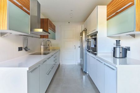 Middle Floor Apartment in Estepona - Photo 4