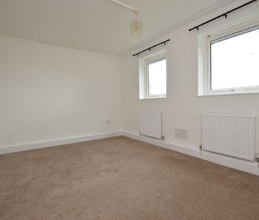 2 Bedroom Ground Floor Flat - Photo 2