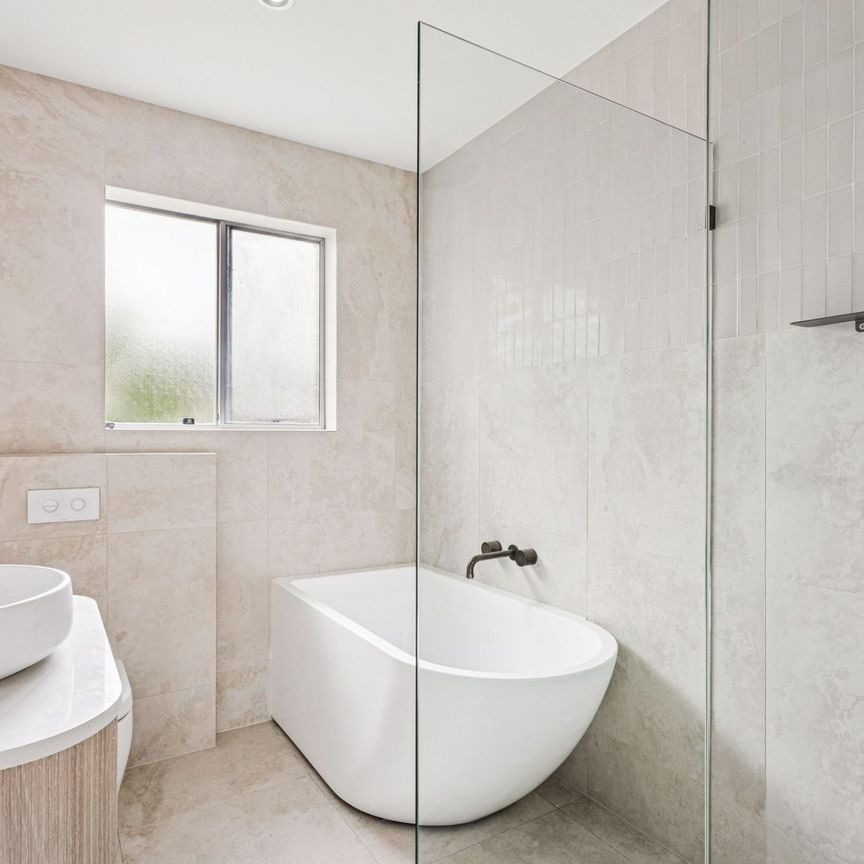 Top-Floor Apartment with Sweeping Valley Views in Prime Location - Photo 1