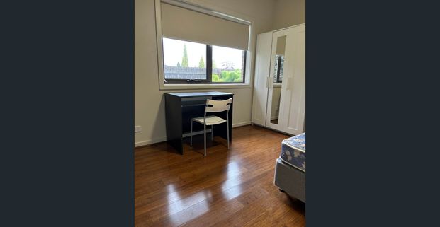 PRIVATE ROOM WITH SHARED BATHROOM - All bills included, including internet - Photo 1