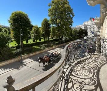 Wohnen mit Blick in den Volksgarten: Repräsentativer 5-Zimmer-Altbautraum mit kleinem Balkon in prachtvoller Liegenschaft - zu mieten 1010 Wien - Photo 2