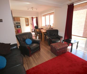 4 bedroom semi-detached house to rent - Photo 3