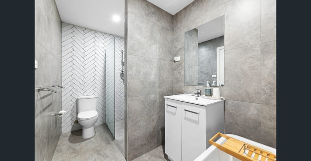 Modern & Spacious - Fully Furnished - Photo 1