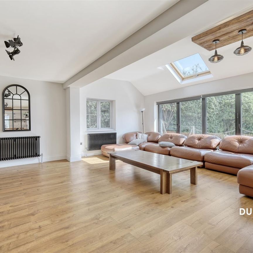 Hamlet Hill, Roydon - Photo 1