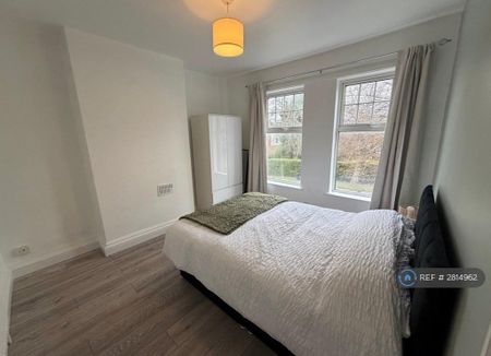 1 bedroom in a house share to rent - Photo 2