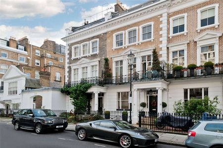 A fourth floor studio room in a lovely period building well located in South Kensington with its own kitchen and shared bathroom facilities. - Photo 2