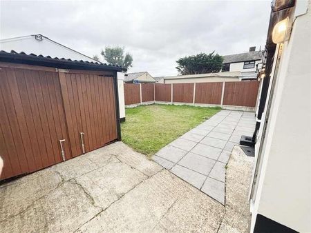 King Edward Avenue, Rainham, RM13 - Photo 4