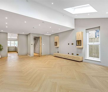 A recently renovated 5 bedroom townhouse on Hampton Village Green. - Photo 6