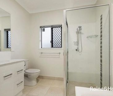 3 bedroom, 2 bathroom home! - Photo 5