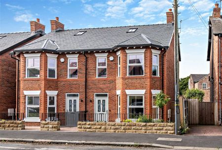 Brand new luxury home with two parking spaces, ideally located in the heart of Hale village. Available immediately, furnished or unfurnished. - Photo 2
