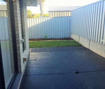 Modern Home with Shed &excl; - Photo 5