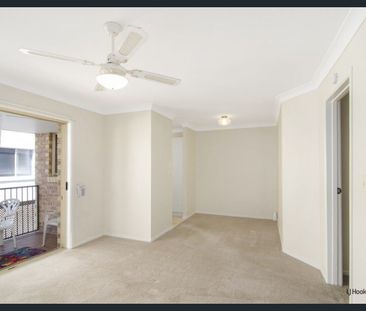 Top-Floor Apartment in Popular Rolan Court – Just a Short Stroll to... - Photo 1