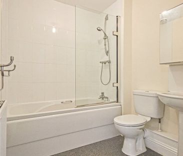 Well presented 1 bedroom, ground floor apartment located just off M... - Photo 6