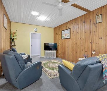 Cottage in North Mackay with Large Two Bay Shed - Photo 2