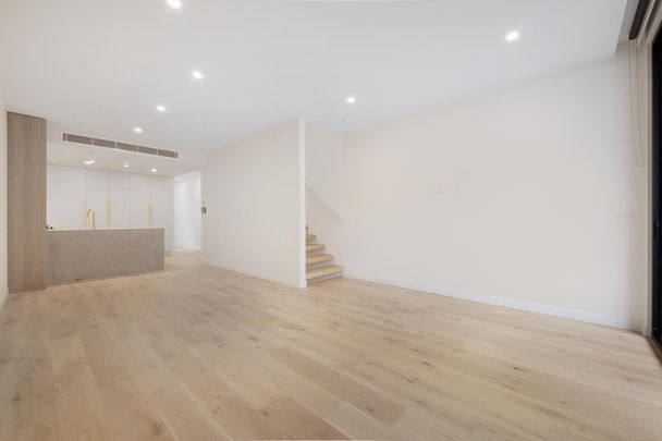 Stunning designer townhouse! - Photo 1