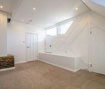 Positioned above the renowned Quarterdeck Café at the heart of Nort... - Photo 4