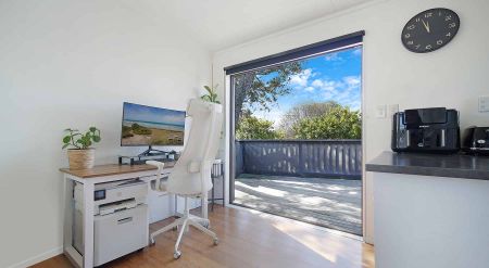 Light and bright Helensville Home - Photo 2