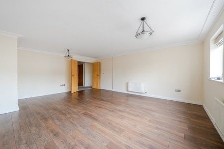 High Street - Photo 2