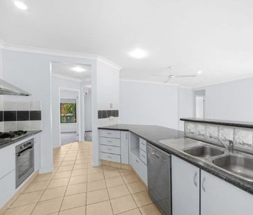 BEAUTIFUL FAMILY HOME RECENTLY RENOVATED IN QUIET CLOSE - Photo 5