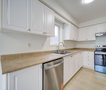 For Lease - 584 Reeves Way Boulevard, Whitchurch-Stouffville, Ontario - Photo 4