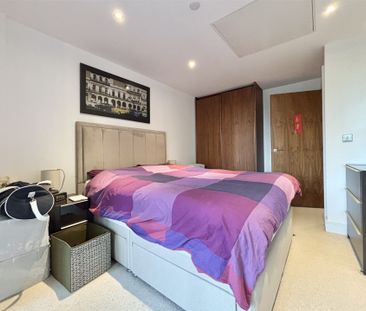 Lincoln Plaza, London - Photo 6