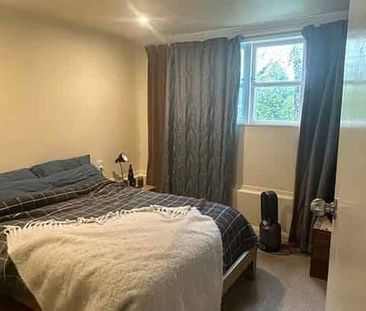 Quite quirky 2 bedrooms flat nestled in the - Photo 1