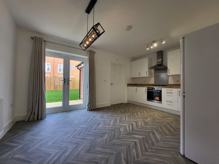 3 bedroom semi-detached to let - Photo 3