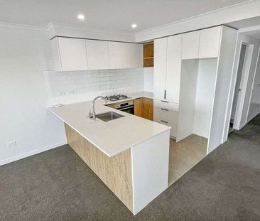 Modern 2-Bedroom Apartment in Flat Bush! - Photo 2