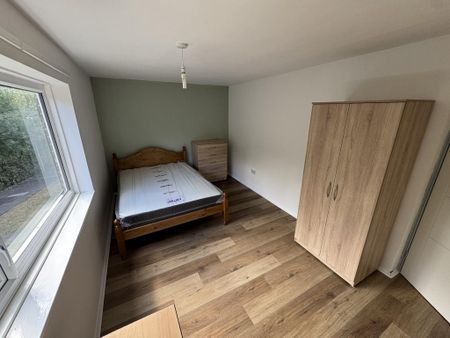 3 bedroom flat to rent - Photo 4