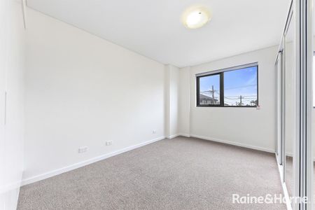 Nearly New Luxury Three Bedroom Apartment with Aircon - Photo 2