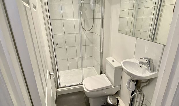 5 double Bedroom student house in a fantastic location - Photo 1